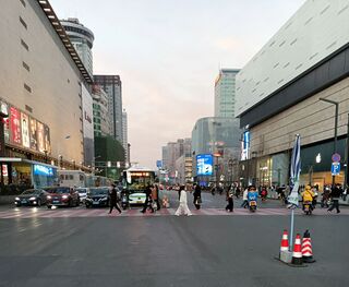 2021年12月，湖南长沙黄兴广场中往来穿梭的人群