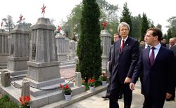 Dmitry Medvedev at Lushun Russian Military Cemetery 01.jpg
