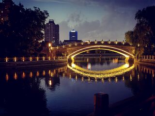 2021年6月，山西太原市迎泽公园石桥夜景