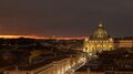 夕阳下的梵蒂冈圣伯多禄大殿（俗称圣彼得大教堂）与前方的协和大道，摄于2023年1月。