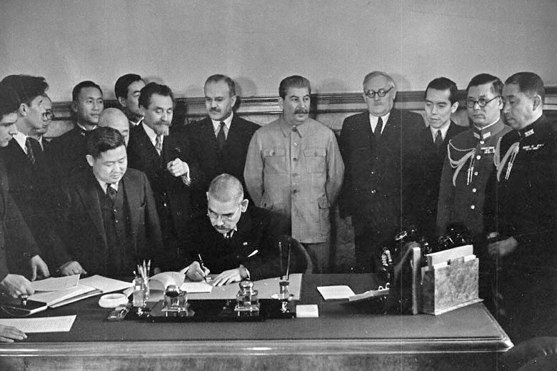 File:Matsuoka signs the Soviet–Japanese Neutrality Pact-1.jpg