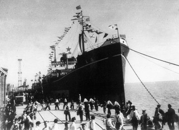 File:1952年10月17日长春号停泊在塘沽新港码头.jpg