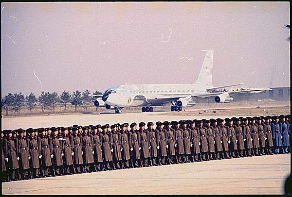 File:Arrival of Air Force One in Peking, 02-21-1972.jpeg