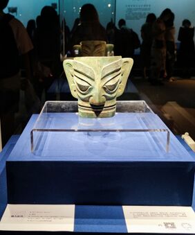 2022年6月，正在福建博物院参加“共饮一江水”巡展的三星堆铜人面具