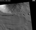 佛勒格拉山上的舌狀岩屑坡，影像由 HiRISE 拍攝。舌狀岩屑坡可能由大量水冰和少量岩屑組成，所以它可能是未來殖民火星時的水源。比例尺長度為 500 公尺。