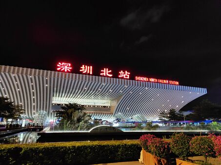 2022年7月，广东深圳北站夜晚外景
