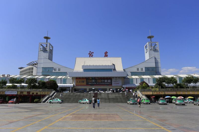 File:Longyan Railway Station 2013.10.05 13-22-22.jpg