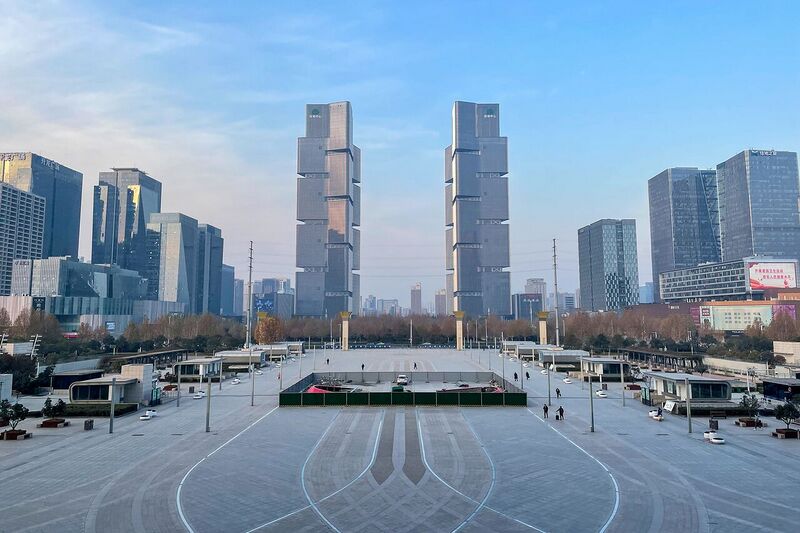 File:20201216 Commercial area near Zhengzhoudong Railway Station.jpg