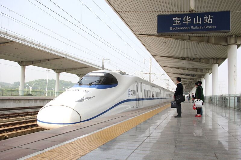 File:201604 G7125 enters into Baohuashan Station.JPG