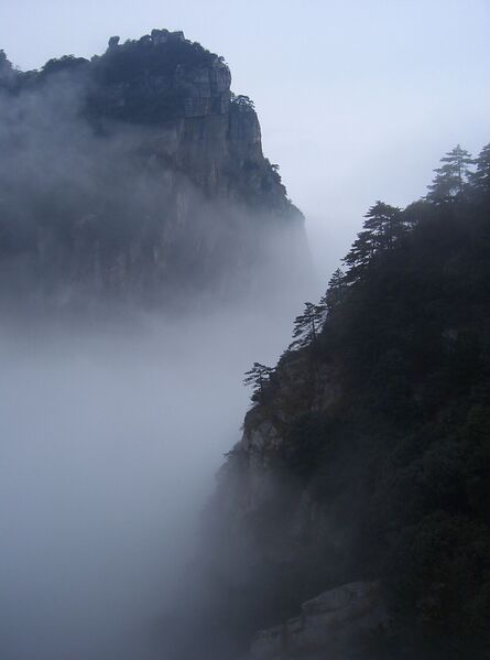 File:Mount Lushan - fog.JPG