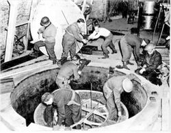 士兵与工人进入一个外形类似大型地井的结构。