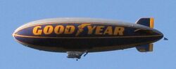 側面有「Good Year」字樣的一艘雪茄形的飛艇
