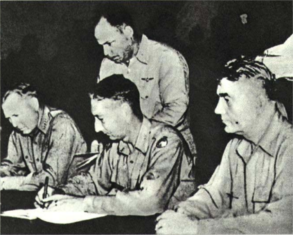 1953年7月27日，美國代表在朝鮮停戰協定上簽字