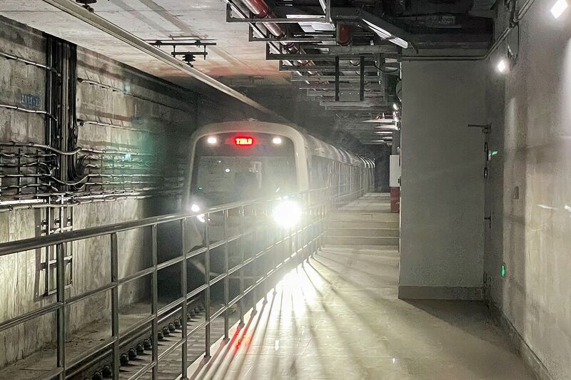 File:20201106 Train on Zhengzhou Metro Line 14 approaching Olympic Center Station.jpg