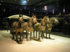四匹銅馬和一架銅馬車（當時的馬：蒙古馬，相較於現代常見的龍馬體型較小）