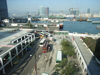 2006年中环香港大会堂高座旁的爱丁堡广场及爱丁堡广场巴士站，前方为中环天星码头（爱丁堡广场渡轮码头），左方为天星码头多层停车场