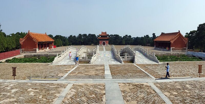 File:2017-07-08 YuLing Mausoleum Grab Kaiser Qianlong Tangshan, Hebei 清裕陵（乾隆墓） anagoria 01.jpg