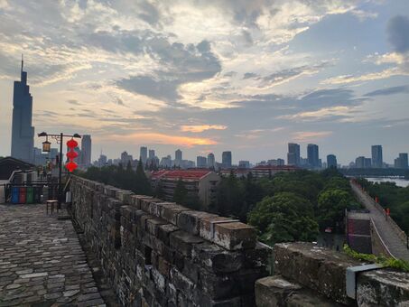 2022年7月，江苏南京明长城遗址上的晚霞景观，远处可看到南京玄武湖和城市地标紫峰大厦