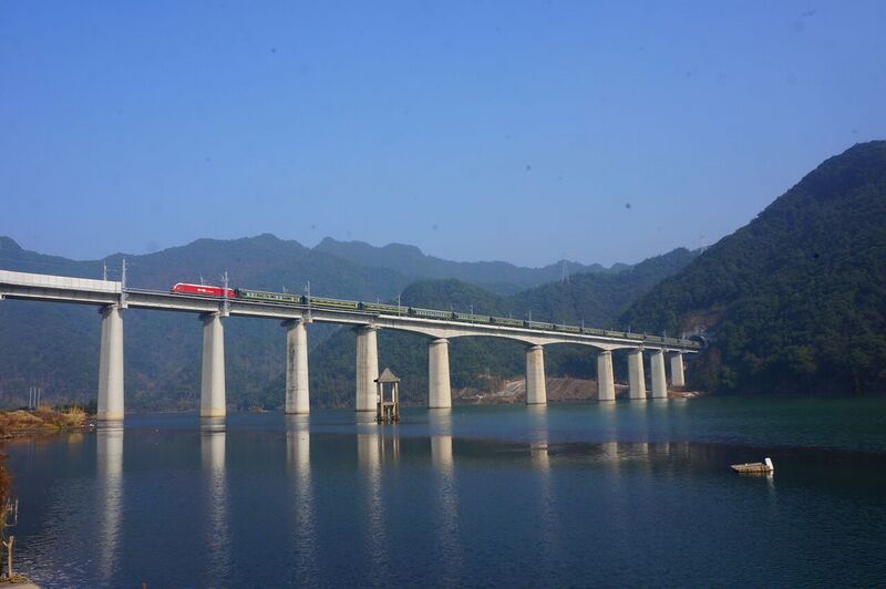 File:201712 HXD1D hauls K423 on Changfeng Reservoir Bridge.jpg