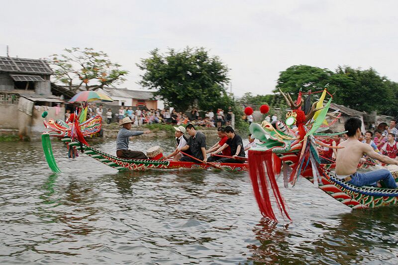 File:Dragon boat races at China.jpg
