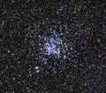 影像中央的蓝色恒星是星团中年轻、炙热的恒星[11]。