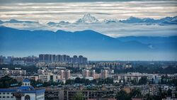 在成都遥望雪山 Chengdu skyline with a view of Mount Siguniang.jpg