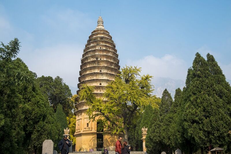 File:Songyue Pagoda in Nov 2014.jpg