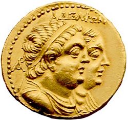一枚圆形金币上刻著一对男女的上半身的右侧。男的在金币的前方，头戴象征王位的布带和身穿布衣。金币的上方刻著希腊文ΑΔΕΛΦΩΝ。