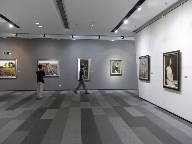 File:SZ 深圳 大芬油畫村 Da Fen Oil Painting Village art gallery exhibition hall interior 02.JPG