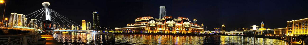 本圖描繪了天津海河津灣廣場段的夜景風光。