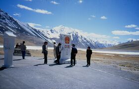 新疆喀什紅其拉甫口岸附近的界碑和雪山