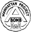 圆形的徽章，顶上书有“Manhattan Project”字样，中间是字母“A”，A下面是“BOMB”。徽章最底部是美国陆军工程兵团的城堡徽章。
