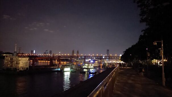 2022年8月，夜間的武漢長江大橋