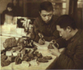 1952年鞍山钢铁工程师关子祥与罗耀星检查铁矿石