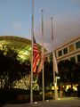 苹果公司将总部悬挂的美国国旗、加州州旗及公司旗降半旗，以悼念于2011年10月5日逝世的共同创办人史蒂夫·贾伯斯