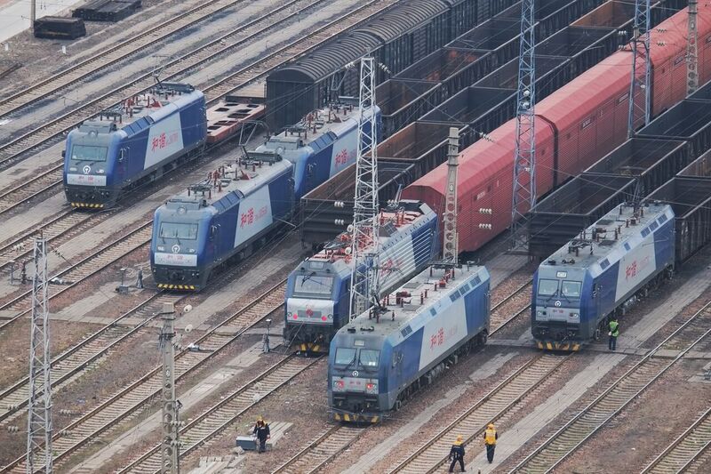 File:Locomotives at Zhengzhou North Railway Station 20190409.jpg