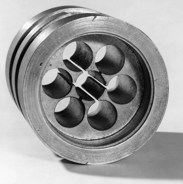 File:Original cavity magnetron, 1940 (9663811280).jpg