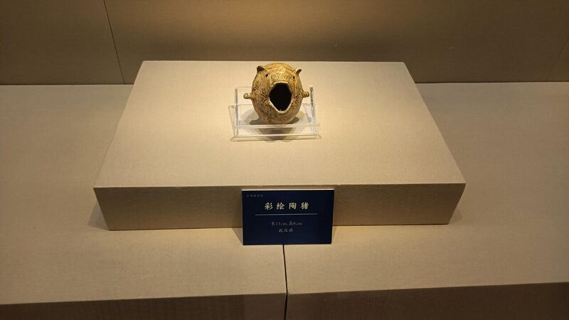File:2020-10 台州博物馆临展玉出东方-58 小河沿文化 彩绘陶猪.jpg