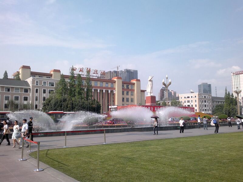 File:成都天府广场毛主席像及四川科技馆 View of Mao statue and Sichuan Science Museum from Tianfu Square, Chengdu.jpg