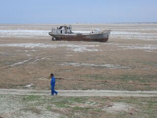 哈萨克斯坦，咸海边被抛弃的船舶