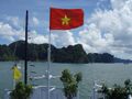 飘扬在下龙湾的越南国旗