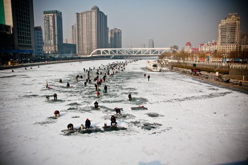 File:天津冬季的海河冰上垂钓.jpg