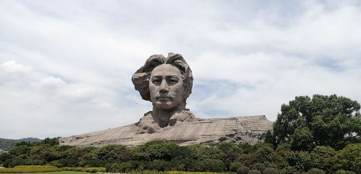 2022年8月，位於湖南長沙橘子洲頭的青年毛澤東雕塑