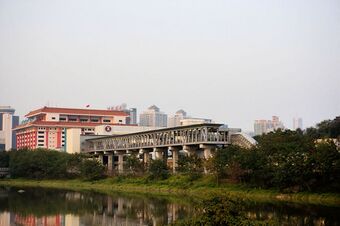 罗湖站入境方向行人天桥，背景是深圳罗湖口岸（2013年12月）