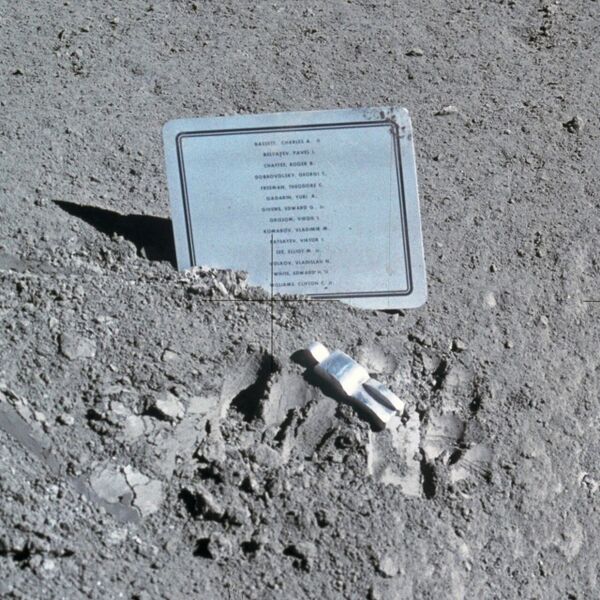 File:Fallen Astronaut.jpg