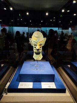 2022年6月，正在福建博物院参加“共饮一江水”巡展的三星堆铜人头像，其金面罩是三星堆文化的代表之一