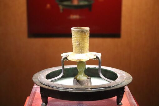 2022年8月，南越王赵昧墓出土的铜承盘高足玉杯
