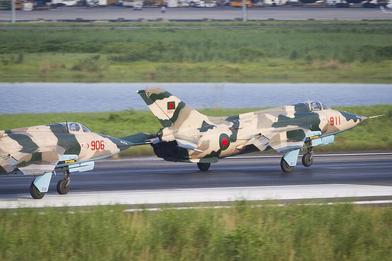 File:Nanchang A-5 Formation Take Off (8130136143).jpg