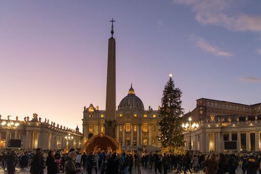 梵蒂岡聖伯多祿大殿與前方的方尖碑