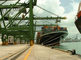 新加坡港船只装卸集装箱